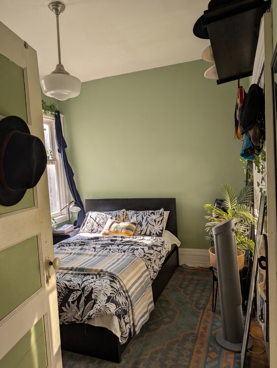 2 rooms for rent in 3 room apartment  queen west/ ossington 3