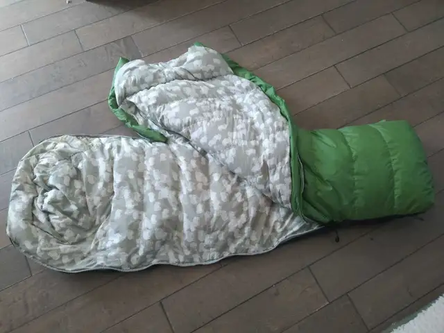 kids sleeping bag in Fishing, Camping & Outdoors in Muskoka - Image 4