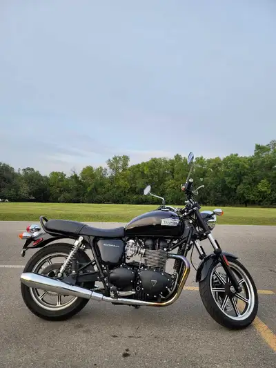 2014 triumph bonneville se 865 38 500km Never dropped, good condition. Original papers and history I...