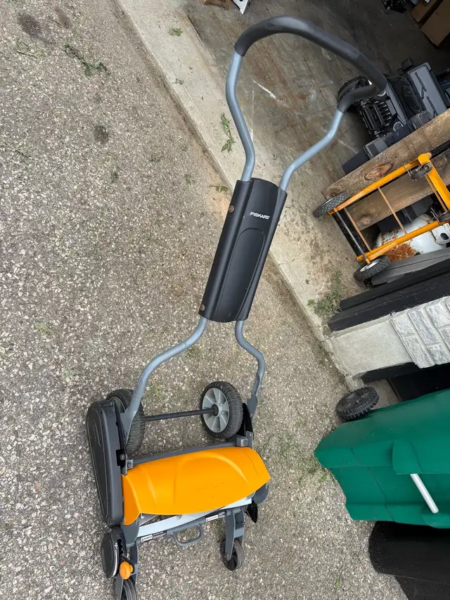 Fiskars Push Mower519880099234457604
