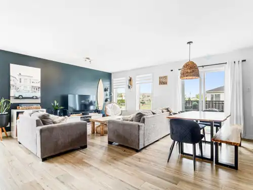 DISPONIBLE maintenant et 1 Juillet. Appartement de 3 chambres et 1 salle de bain. Très bel immeuble...