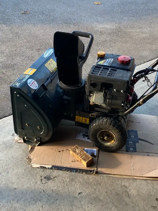 24 inch yardwork Snowblower in Snowblowers in Mississauga / Peel Region - Image 4