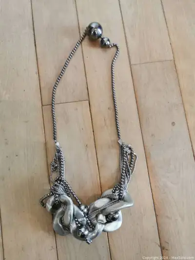 Chunky costume necklace Necklace Condition: Very good Pickup at Young and Steels