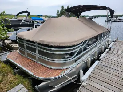 Very Good condition tritoon powered by 200hp verado. Plush loungers front and back, blue tooth, gps...