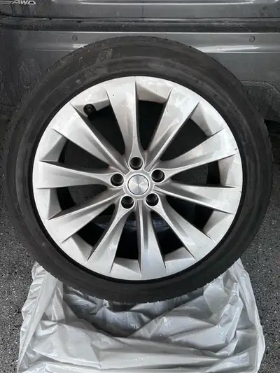 Set of 4 Tesla Model X 20 inch rims and summer Tires. Regularly changed with winters (6/32 total tre...