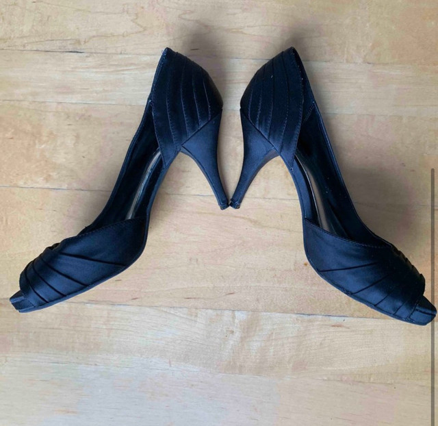 talons Le Château heels dans Femmes - Chaussures  à Ville de Montréal - Image 3