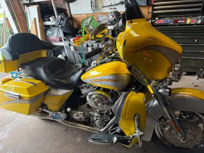 2005 screaming eagle Electra glide -rare sunrise yellow pearl and sting ray silver / 1058 made -6400...