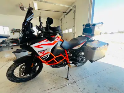 2018 KTM 1290 Original Owner, bike is in very good condition, has 15140 km in it, KTM My Ride with q...