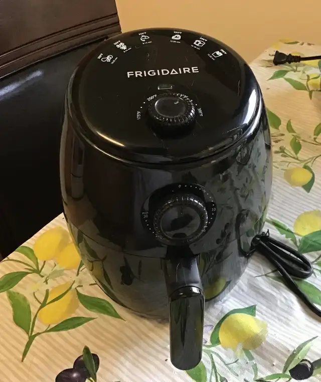 Frigidaire 2.0 Quart  Air Fryer like new.628632633240351227