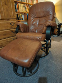 chaise/fauteuil pivotant, berçant, inclinable et pouf en cuir