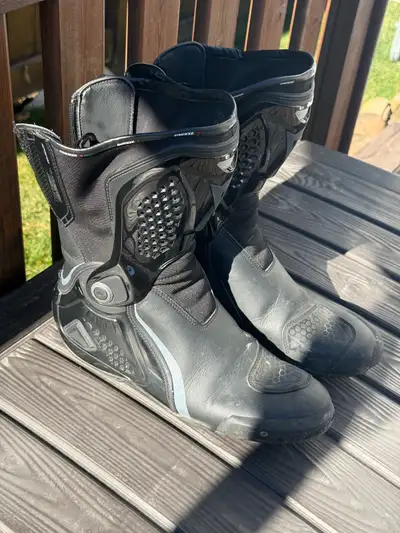 These pre-owned Dainese motorcycle boots are designed for riders who demand top-tier protection and...
