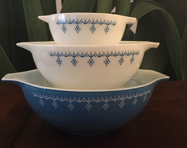 Vintage Pyrex Snowflake Garland Cinderella Bowl Set in Arts & Collectibles in Ottawa