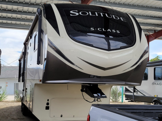 2020 Grand Design Solitude S-Class 2930RL Fifth Wheel, like new in Travel Trailers & Campers in Penticton - Image 2