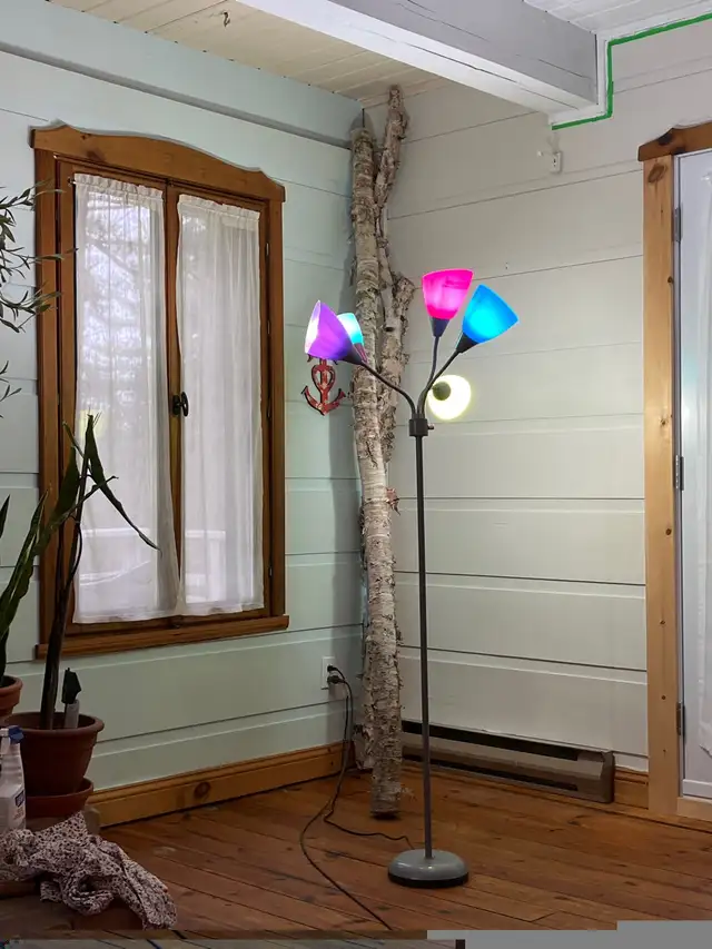 Deux lampes sur pied multicolores in Indoor Lighting & Fans in Gatineau - Image 3