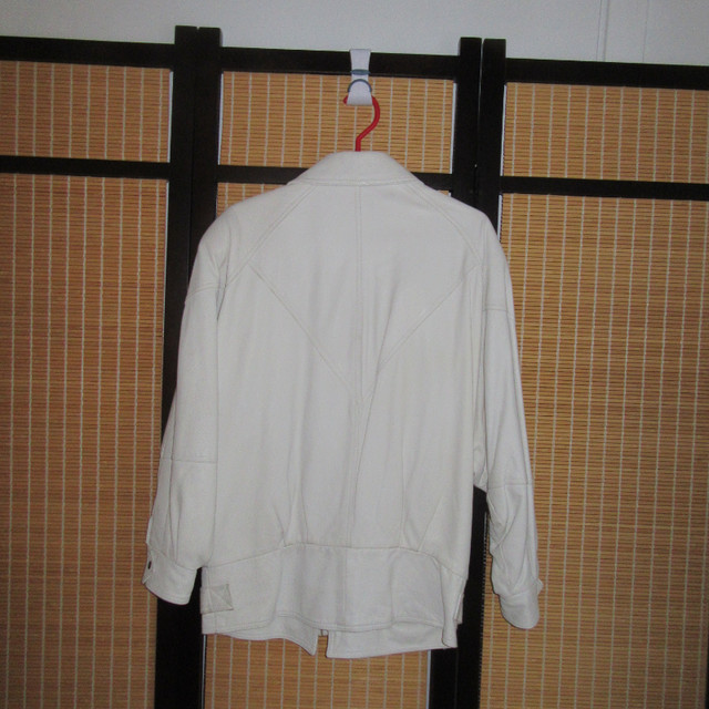 Très beau manteau de cuir blanc dans Femmes - Hauts et vêtements d'extérieur  à Victoriaville - Image 2