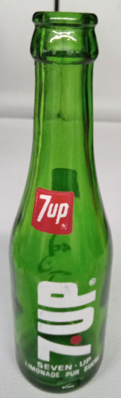 VINTAGE 7up BOTTLE with ENGLISH/ARABIC in Arts & Collectibles in London - Image 2