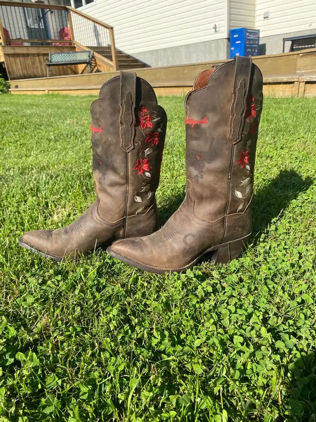 (NEGOTIABLE PRICE) Calgary Stampede Women's Cowboy Boots in Women's - Shoes in Red Deer - Image 3