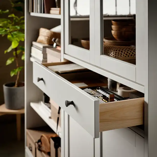 Armoire Haute Vitré à 1 tiroir Idanas de Ikea blanc in Bookcases & Shelving Units in Drummondville - Image 4