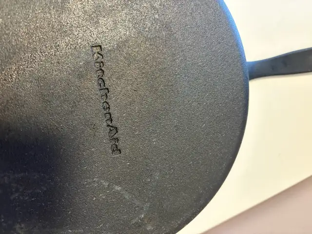 12” cast iron deep frying pan in Kitchen & Dining Wares in Oshawa / Durham Region - Image 3