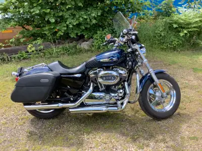 Model XL 1200C; color Big Blue Pearl; Screaming Eagle Exhaust; solo seat; leather locking HD saddleb...