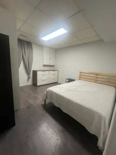 Affordable room for rent near Keel and Finch! We try to keep the house a family friendly space! - Wa...