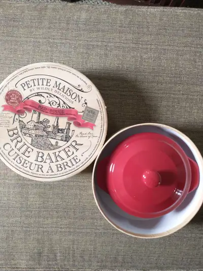 Never used, no chips or cracks. Beautiful red colour. Dishwasher, oven and microwave safe. Instructi...