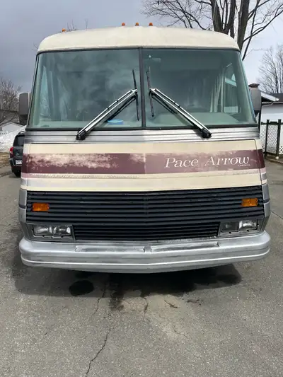 Je vends un VR Fleetwood Pace Arrow 1988 en état d'occasion, parfait pour des projets de rénovation...