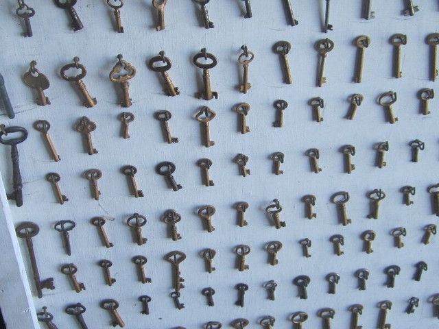 228 DIFFERENT CABINET SKELETON KEYS $5.00 EA. ARTS & CRAFTS in Arts & Collectibles in Winnipeg - Image 2