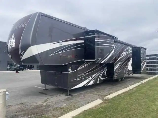 BRAND NEW NEVER USED 5TH WHEEL  in Travel Trailers & Campers in Kingston - Image 3