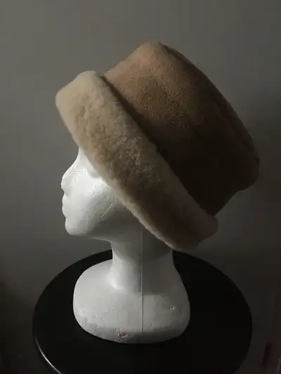 Hat mouton, View more