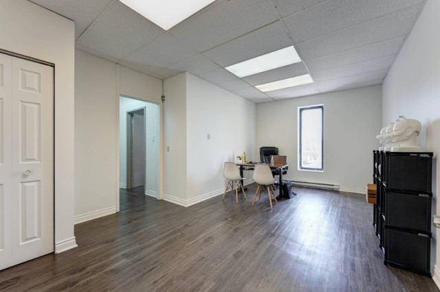 Local/bureau professionnel - Environ 430pc - disponible - 14$ pc in Commercial & Office Space for Rent in City of Montréal