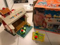 1971 Fisher Price Little People #923 Play Family School House