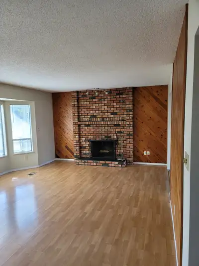 Beautiful and spacious 3-bedroom upper-level unit available in a quiet and desirable Surrey neighbou...