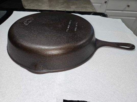 Antique No 10 Wagner Ware Cast Iron Pan - Stylized Logo in Arts & Collectibles in Belleville - Image 4