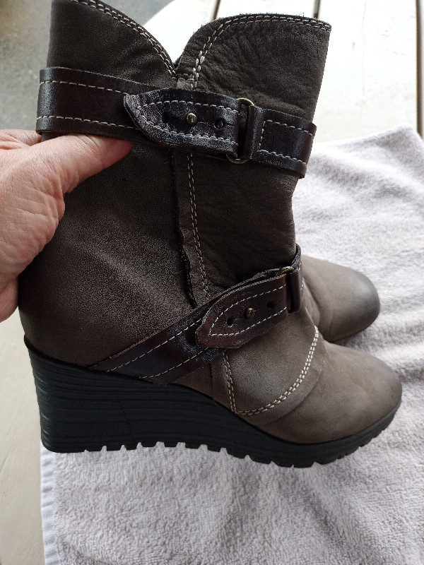 Belles bottes en cuir, légèrement doublées  Gr 8 1/2 dans Femmes - Chaussures  à Granby