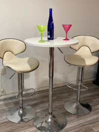 DEUX Tabourets et table haute, ajustable - 2 stools + high table