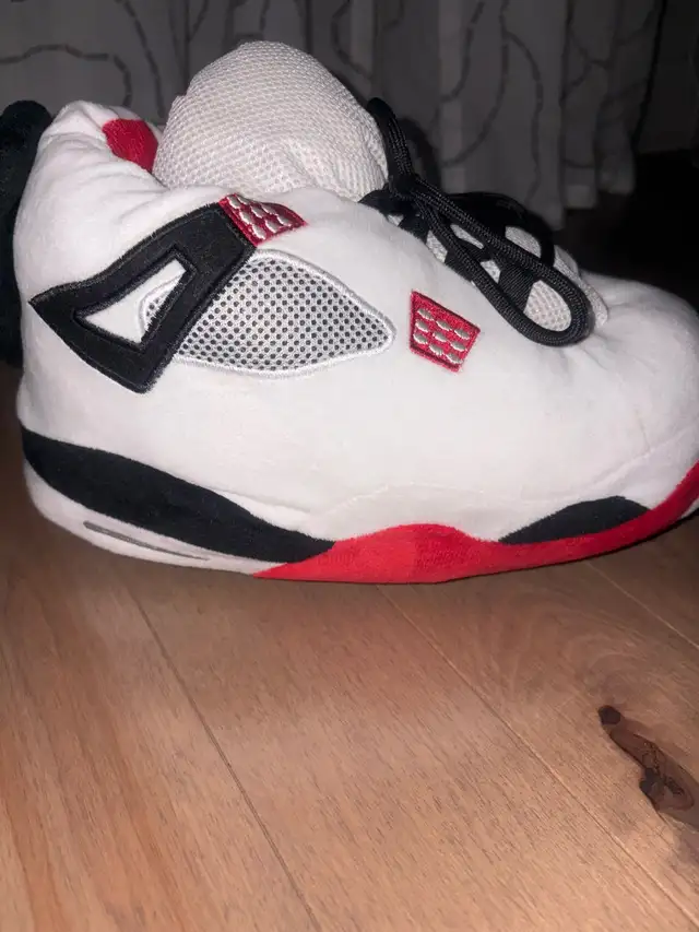Jordan 4 plush slippers  in Clothing, Shoes & Accessories in Longueuil / South Shore - Image 4