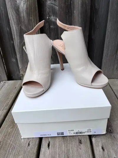 Le Chateau Luxe Ice Colour High Heels Size 9, View more