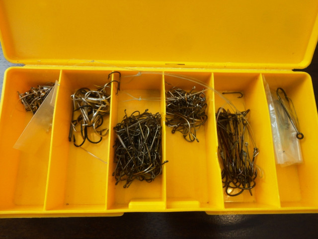 handy Case filled with Various Fish Hooks and Leaders in Fishing, Camping & Outdoors in Kitchener / Waterloo - Image 2