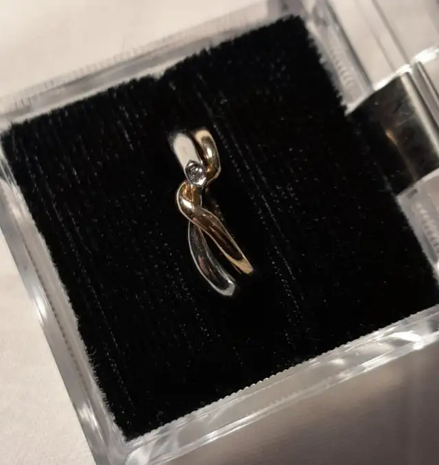 Bague - Jonc - Or 10K - Jaune et Blanc - Petit diamant in Jewellery & Watches in City of Montréal - Image 5