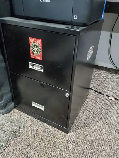 Nice little file draw.. comes with the folders