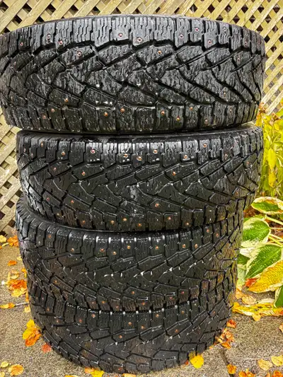 Je vends cet ensemble de quatre pneus d'hiver cramponnés d'occasion, conçus pour offrir une traction...