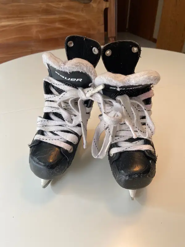 Kids Ice Hockey Skates size 9 size 10 in Skates & Blades in Guelph - Image 3
