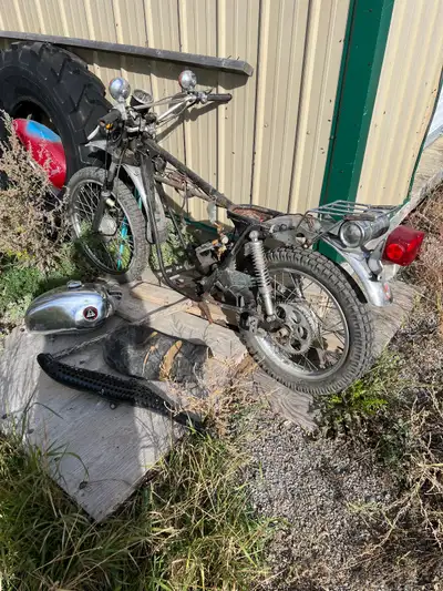 Selling as a project Bike is complete less engine. Chrome fenders and nice gas tank. Tires and rims...