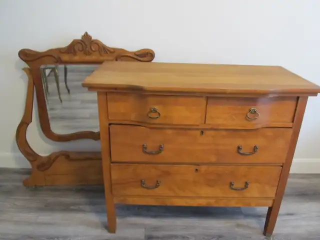 Set de chambre antique in Beds & Mattresses in Lévis - Image 6