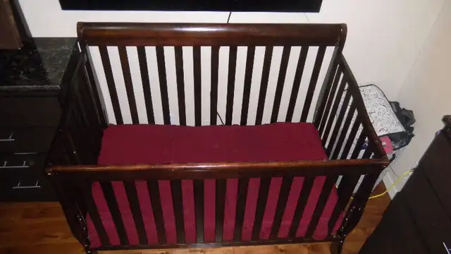 lit bébé Bassinet, très solide avec matelas très propre in Cribs in City of Montréal - Image 3