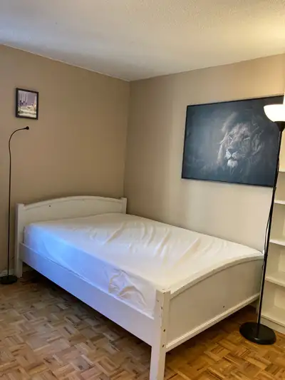 Room for rent downtown Jun/July 1st Queen/University near subway