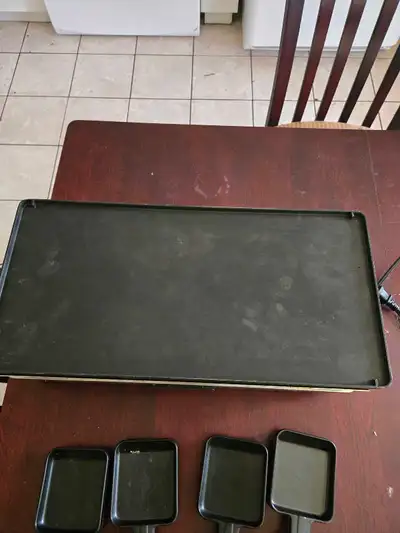 Jit de raclette Salton comme neuf vient avec 8 pelles la plaque est réversible et il y a un contrôle...