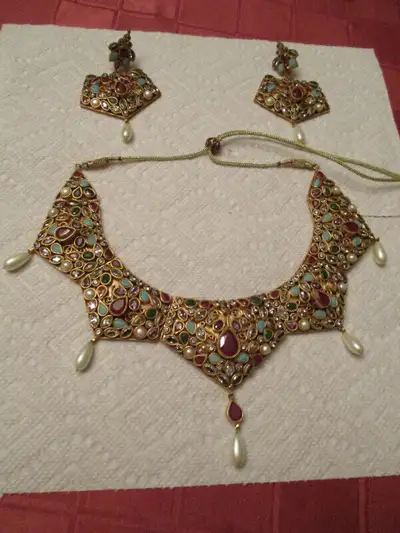 ** STUNNING ORIENTAL NECKLACE EARRINGS SET **, View more