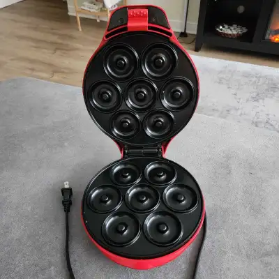 Mini donut maker in good condition. ✨️ Works well. Easy and fun to use. Mini machine à beignes en bo...